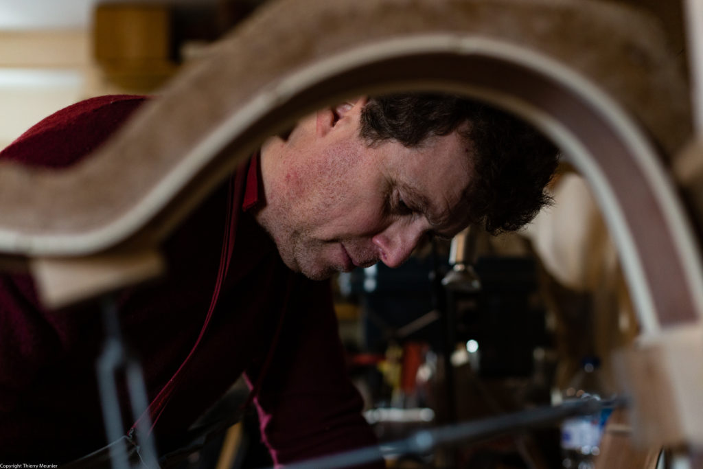 Cyril Gaffiero dans son atelier